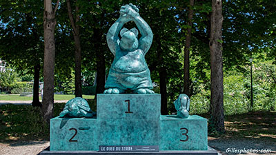 Statue de Geluck,- LE DIEU DU STADE  - Exposition 2021  sur les champs Elysées -PARIS
